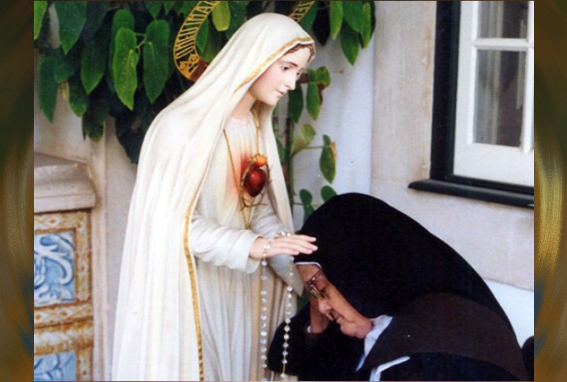 Irmã Lúcia diante da imagem do Imaculado Coração